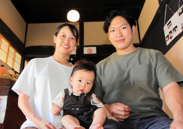丹波篠山市市野々の古民家に移住した加藤さん一家。蔵之助ちゃん（中央）は集落で２０年以上ぶりに誕生した赤ちゃん＝丹波篠山市市野々