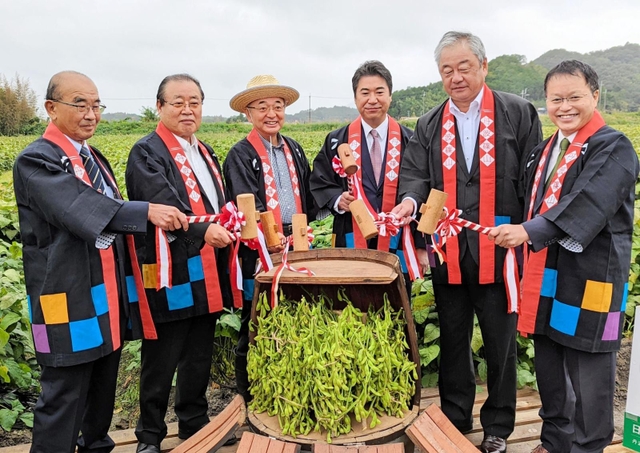 「たる開き」で黒枝豆のシーズン到来を祝う関係者＝丹波篠山市泉