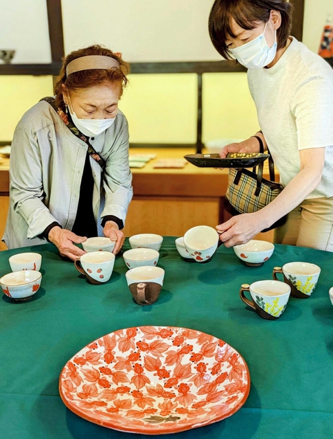 窯元で焼き物を手に取り吟味する陶芸ファン＝丹波篠山市今田町上立杭、末晴窯