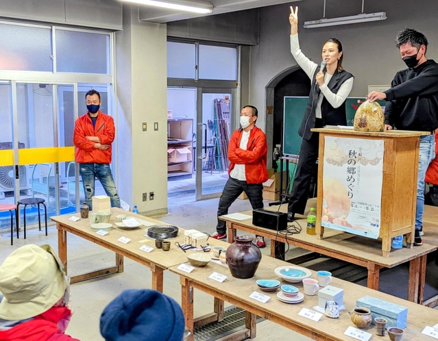 「陶器まつり」で３年ぶりに開催されたチャリティーオークション＝兵庫県丹波篠山市上立杭、陶の郷