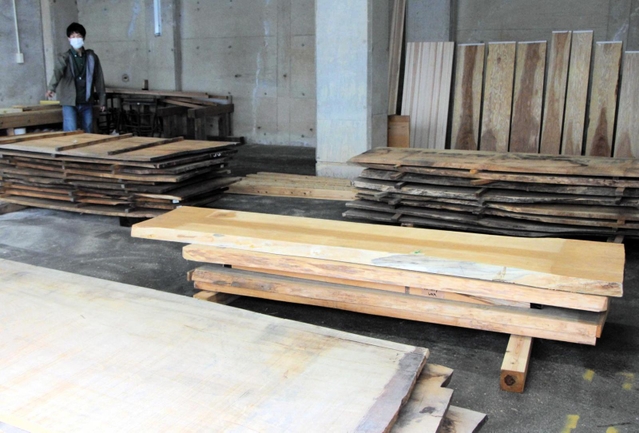 地元産の材木をそろえた「直売所」＝丹波市青垣町文室