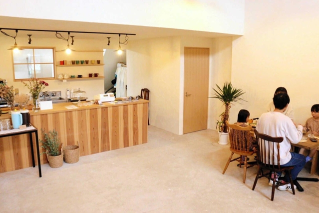 白色と茶色を基調にした店内＝丹波篠山市上板井