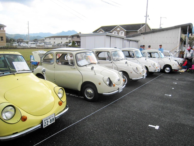 クラシックカーが一堂に集まった会場（２０１９年、中兵庫クラシックカークラブ提供）