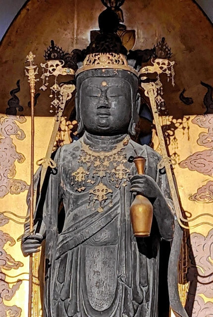 ５０年ぶりに開帳された秘仏・十一面観世音菩薩立像＝三宝寺