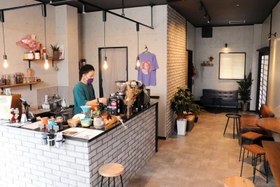 ハートビーツコーヒーの店内。右奥の引き戸が併設のコインランドリーにつながっている＝丹波市柏原町柏原