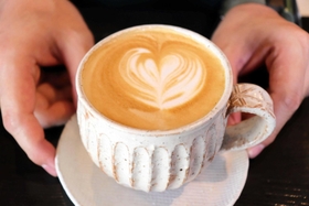 浅いりのコーヒー豆を使ったこだわりのカフェラテ＝丹波市柏原町柏原
