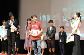 舞台で映画について語る出演者や近兼監督＝９月３０日、春日文化ホール