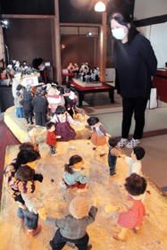 昭和の暮らしを表現したわたべみちこさんの人形作品が並ぶ古民家＝丹波篠山市市野々