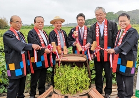 「たる開き」で黒枝豆のシーズン到来を祝う関係者＝丹波篠山市泉