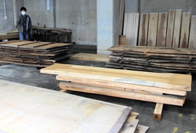 地元産の材木をそろえた「直売所」＝丹波市青垣町文室
