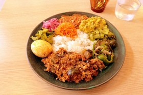 コーヒーとの相性抜群のスパイスカレー。隠し味には黒豆みそや丹波当帰葉が入っているほか、野菜なども近隣地域産を使っている＝丹波篠山市上板井