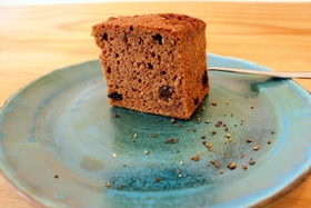米粉を使ったグルテンフリーなキャロットケーキ。甘さ控えめで食べやすい。（写真手前の）スパイスをつけて食べるのを忘れずに＝丹波篠山市上板井