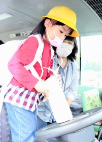 水筒を使ってクラクションを押す園児＝西紀みなみ幼稚園