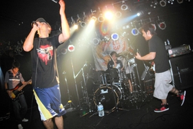 「ＩＱ２０」のライブ＝２０２１年１１月、神戸市中央区