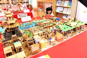 大森春菜さんとグランプリに輝いた作品。時代を経るごとに人口が増えているのも注目どころ＝丹波年輪の里