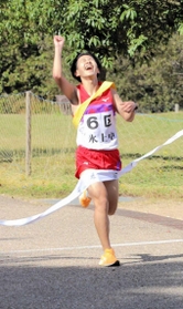 首位でゴールテープを切る男子氷上の美馬慶斗主将＝丹波並木道中央公園