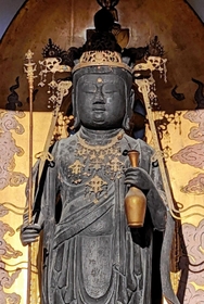 ５０年ぶりに開帳された秘仏・十一面観世音菩薩立像＝三宝寺