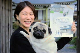 マルシェを企画した岩田瑞希さんと愛犬のパグまる＝願勝寺