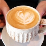 浅いりのコーヒー豆を使ったこだわりのカフェラテ＝丹波市柏原町柏原