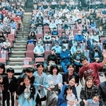 上映後、観客とともに記念撮影する映画のキャストやスタッフ＝９月３０日、春日文化ホール