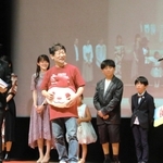 舞台で映画について語る出演者や近兼監督＝９月３０日、春日文化ホール