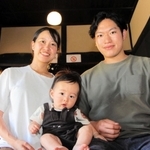 丹波篠山市市野々の古民家に移住した加藤さん一家。蔵之助ちゃん（中央）は集落で２０年以上ぶりに誕生した赤ちゃん＝丹波篠山市市野々