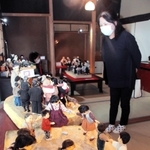 昭和の暮らしを表現したわたべみちこさんの人形作品が並ぶ古民家＝丹波篠山市市野々