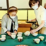 窯元で焼き物を手に取り吟味する陶芸ファン＝丹波篠山市今田町上立杭、末晴窯