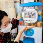 焼き物のカプセル自販機＝丹波篠山市今田町下立杭、ココチ舎