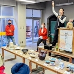 「陶器まつり」で３年ぶりに開催されたチャリティーオークション＝兵庫県丹波篠山市上立杭、陶の郷