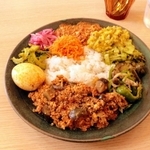 コーヒーとの相性抜群のスパイスカレー。隠し味には黒豆みそや丹波当帰葉が入っているほか、野菜なども近隣地域産を使っている＝丹波篠山市上板井