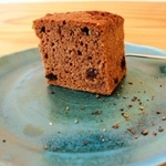 米粉を使ったグルテンフリーなキャロットケーキ。甘さ控えめで食べやすい。（写真手前の）スパイスをつけて食べるのを忘れずに＝丹波篠山市上板井
