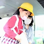 水筒を使ってクラクションを押す園児＝西紀みなみ幼稚園