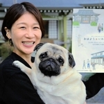 マルシェを企画した岩田瑞希さんと愛犬のパグまる＝願勝寺