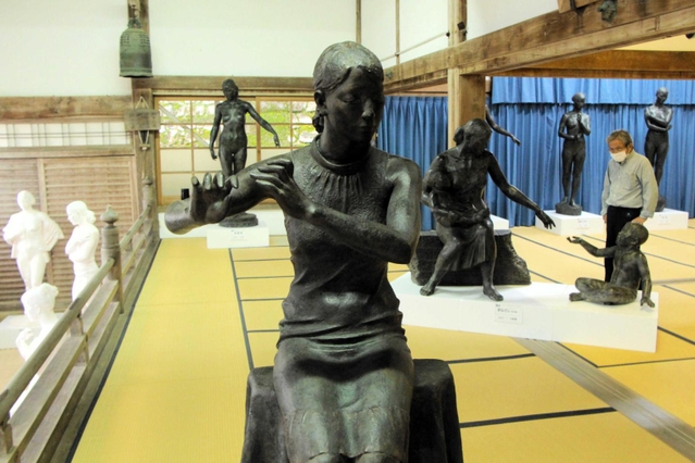 「Den Mother」というタイトルの彫刻作品 第88回新制作展 京都展』 私は樟の猫の親子の木彫『 Mother 』を出品