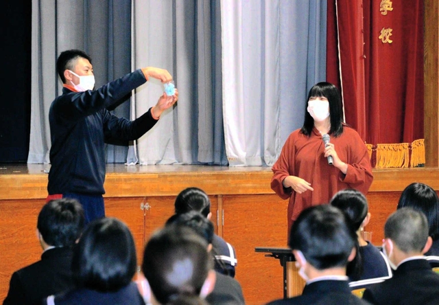 人権講演会で、「からだ」と「こころ」の話をする辻由起子さん（奥右）＝西紀中学校
