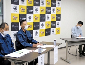 枝豆栽培などについて意見を交わす農家ら＝小田垣商店