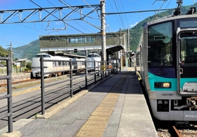 通過していく福知山行き特急（左）＝ＪＲ谷川駅