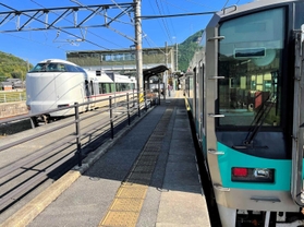 加古川線の電車（右）のすぐ隣に止まる新大阪行き特急。ドアは閉まっている＝ＪＲ谷川駅