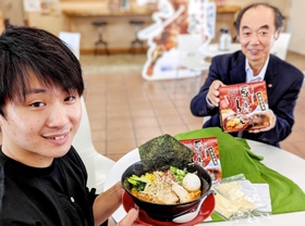 「丹波の赤鬼ラーメン」を開発した長島皇貴さん（左）と、土産用「悪右衛門らーめん」を手にする丹波市観光協会の柳川拓三会長＝氷上パーキングエリア