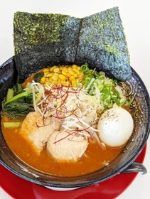ご当地グルメ「丹波の赤鬼ラーメン」＝丹波市、氷上パーキングエリア内