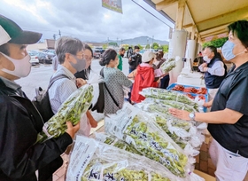 販売解禁となった黒枝豆を購入する人たち＝丹波篠山市東吹、味土里館