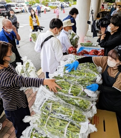 販売解禁となった黒枝豆を購入する人たち＝丹波篠山市東吹、味土里館