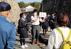ツアー参加者たちに篠山城跡の石垣を解説する高校生たち＝丹波篠山市北新町