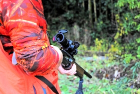 猟銃を手にシカを待ち構える猟師＝丹波篠山市内