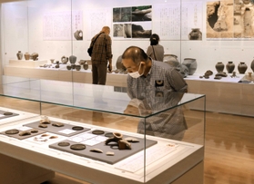 三本峠北窯跡から発掘された出土品などが並ぶ会場＝県立考古博物館