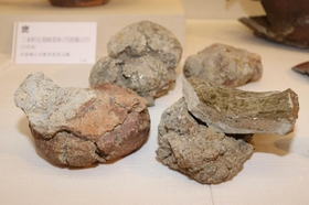 傾斜した窯の中で焼き物が転がらないよう固定する焼台＝県立考古博物館