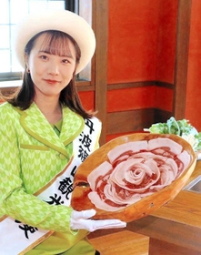 大輪の花のように盛り付けられた「ぼたん肉」＝料理旅館「高砂」