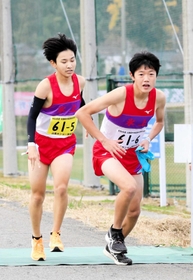 男子・氷上の５区美馬慶斗選手（左）からたすきを受けて走り出す６区浮嶋凌雅選手＝豊岡市日高町（撮影・長嶺麻子）