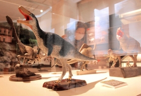 恐竜などの復元模型を展示している会場＝丹波竜化石工房ちーたんの館
